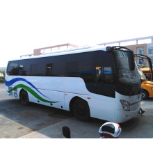 Bus de luxe de 8,5 m à bas prix avec moteur arrière Yuchai et 39 sièges